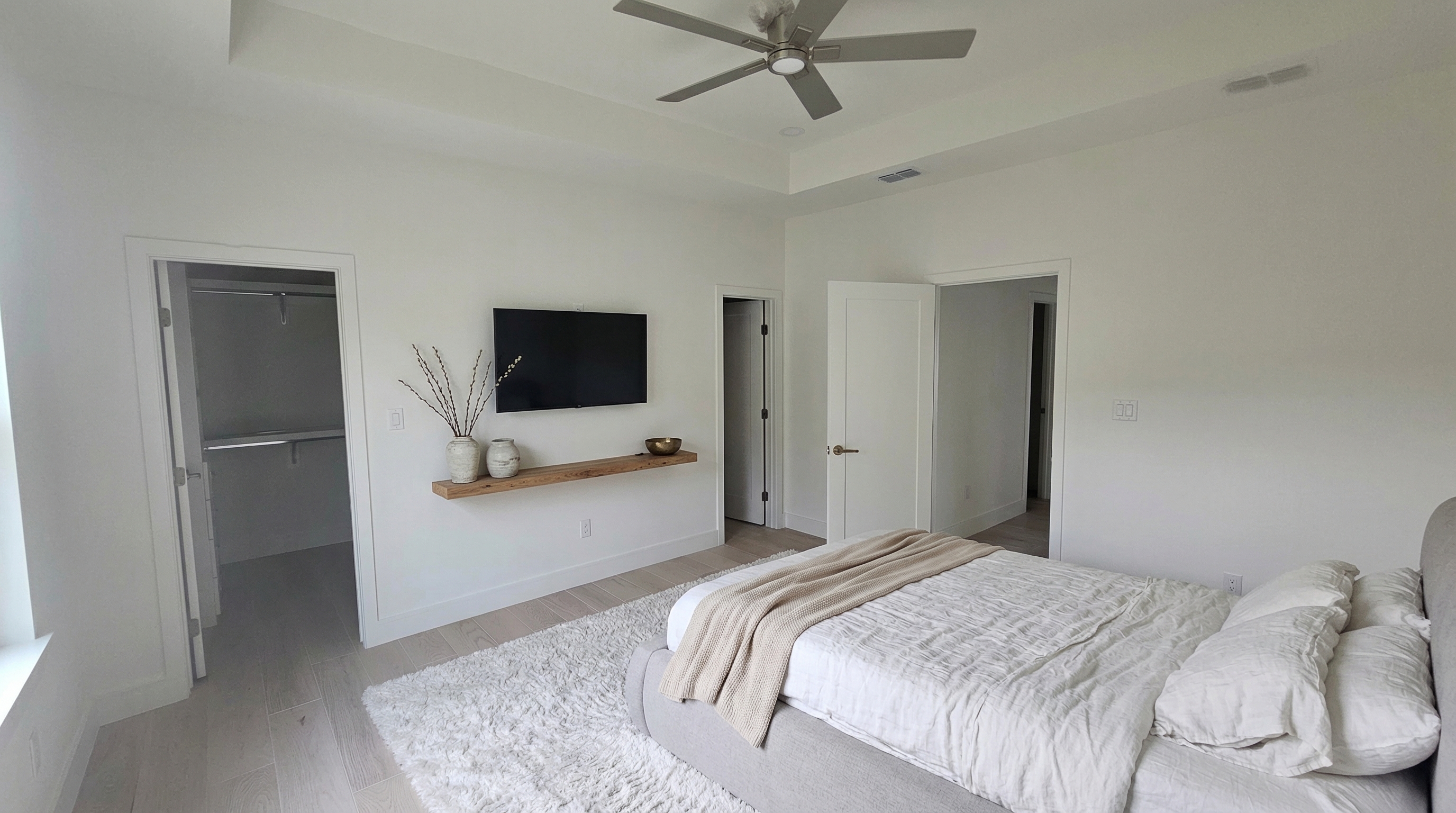 The Casa de Luz — primary suite